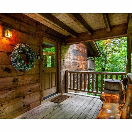 Peekaboo With Hot Tub, Pool Table, And Jacuzzi Villa Pigeon Forge Exterior photo