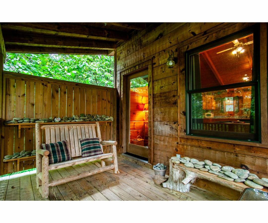 Peekaboo With Hot Tub, Pool Table, And Jacuzzi Villa Pigeon Forge Exterior photo