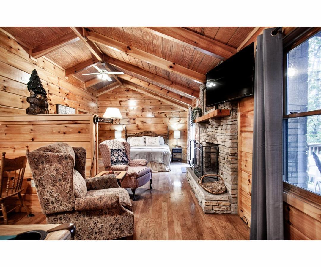 Peekaboo With Hot Tub, Pool Table, And Jacuzzi Villa Pigeon Forge Exterior photo