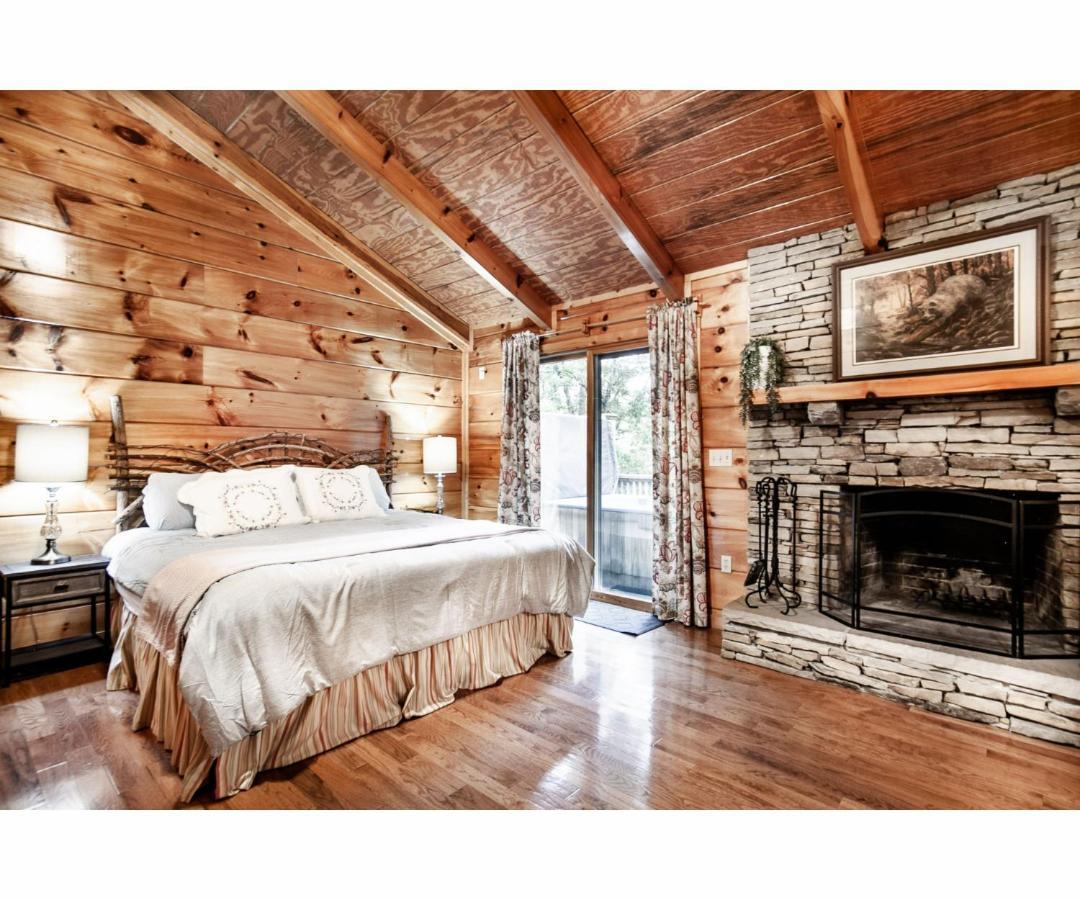 Peekaboo With Hot Tub, Pool Table, And Jacuzzi Villa Pigeon Forge Exterior photo