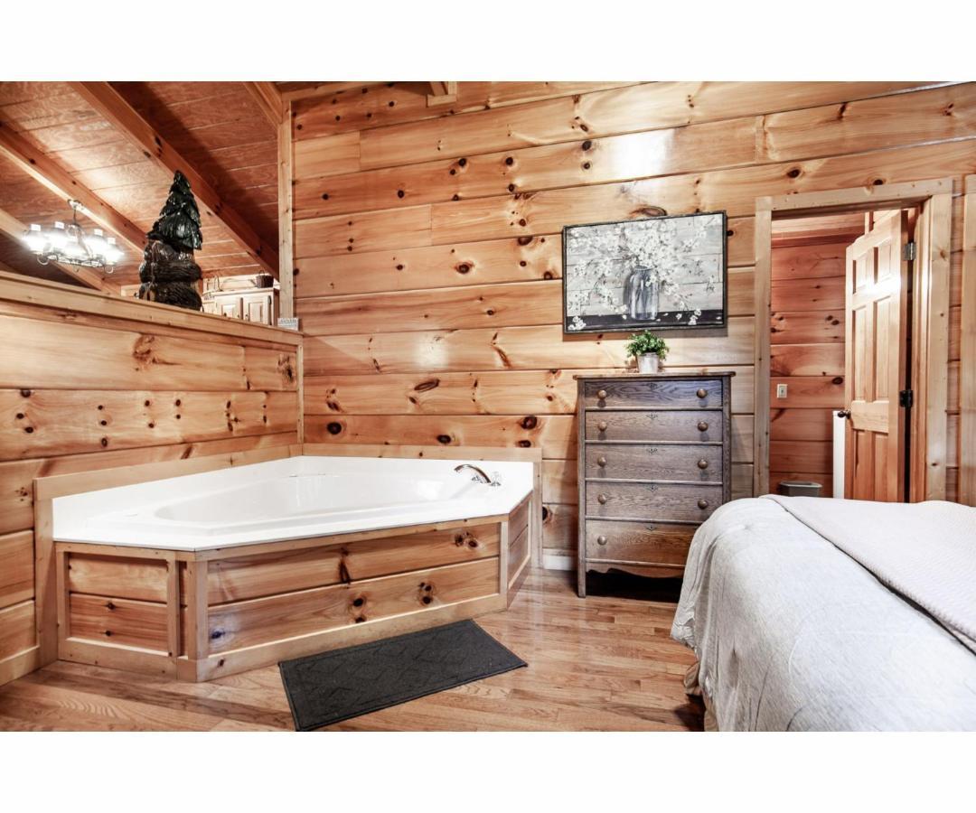 Peekaboo With Hot Tub, Pool Table, And Jacuzzi Villa Pigeon Forge Exterior photo