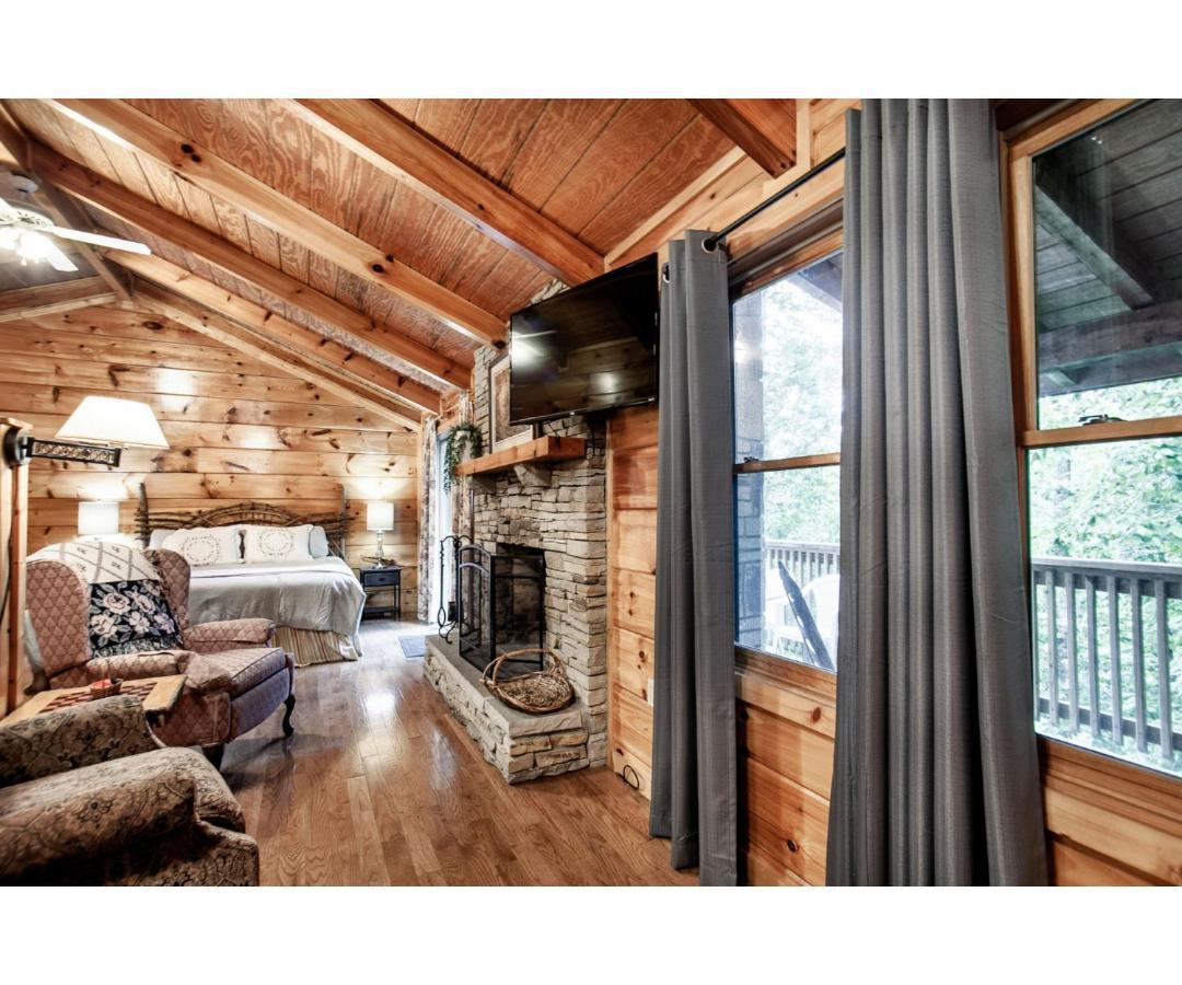 Peekaboo With Hot Tub, Pool Table, And Jacuzzi Villa Pigeon Forge Exterior photo