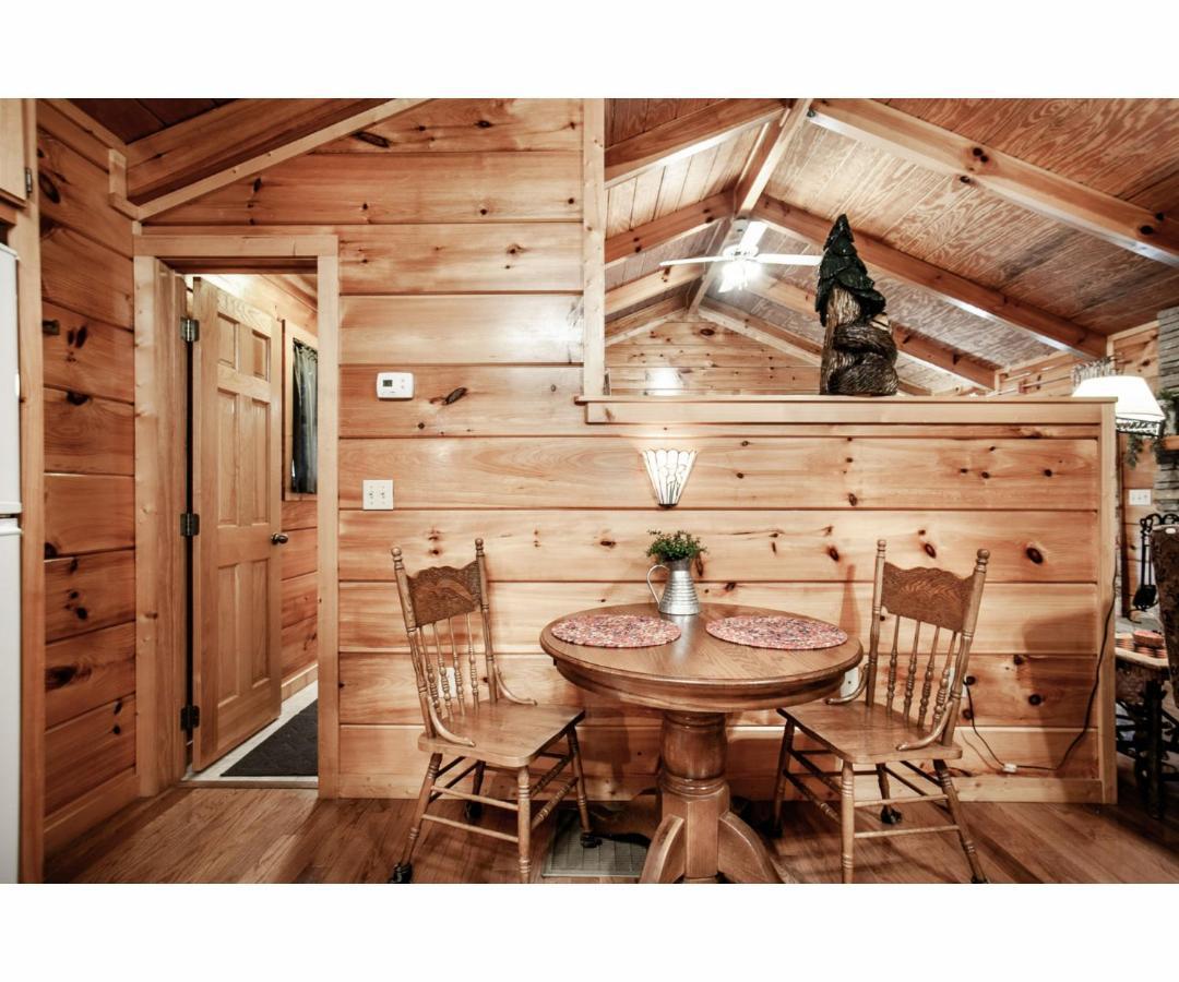 Peekaboo With Hot Tub, Pool Table, And Jacuzzi Villa Pigeon Forge Exterior photo