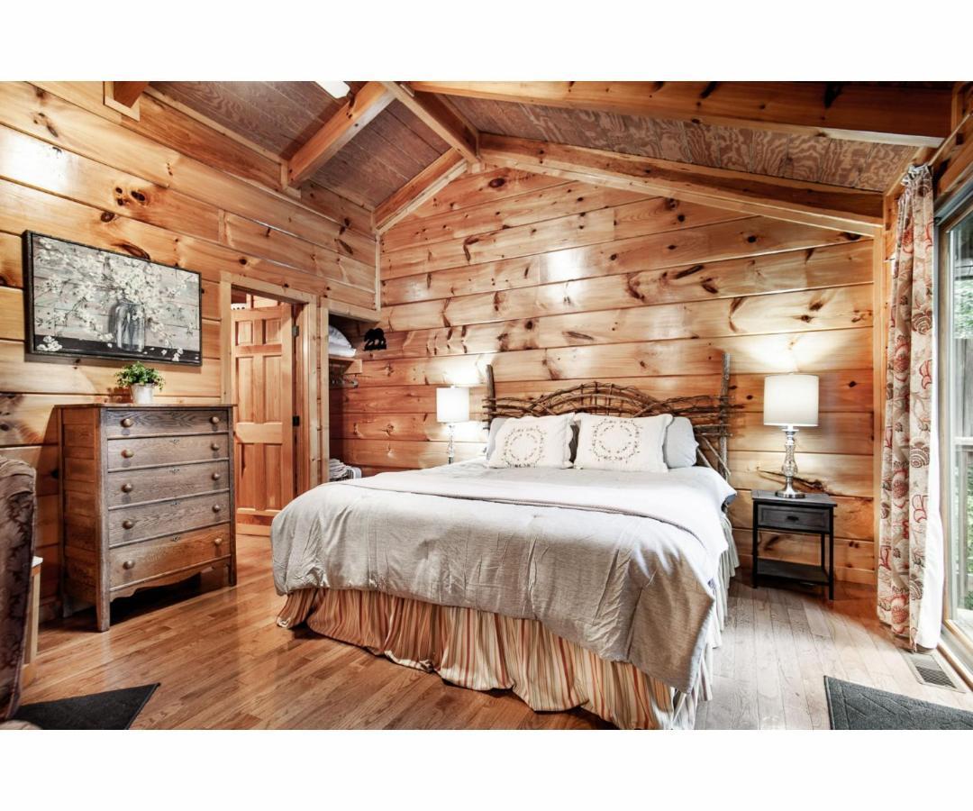 Peekaboo With Hot Tub, Pool Table, And Jacuzzi Villa Pigeon Forge Exterior photo