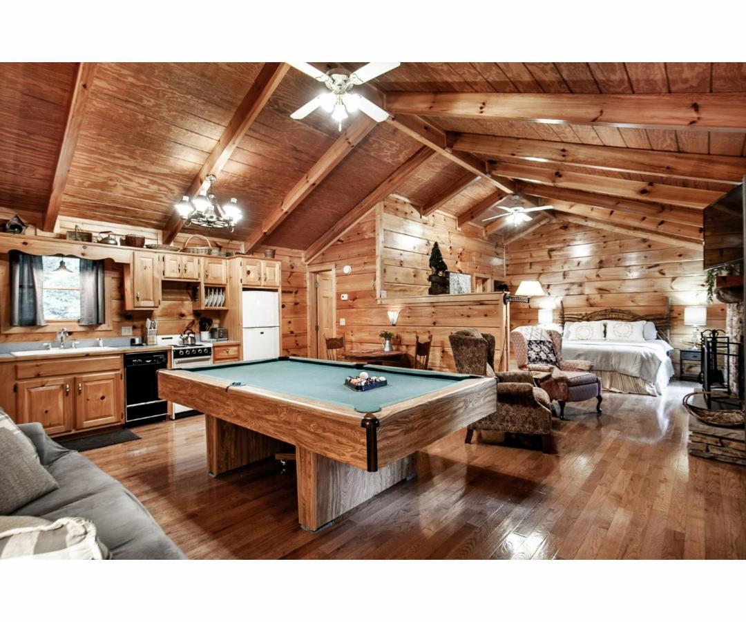 Peekaboo With Hot Tub, Pool Table, And Jacuzzi Villa Pigeon Forge Exterior photo