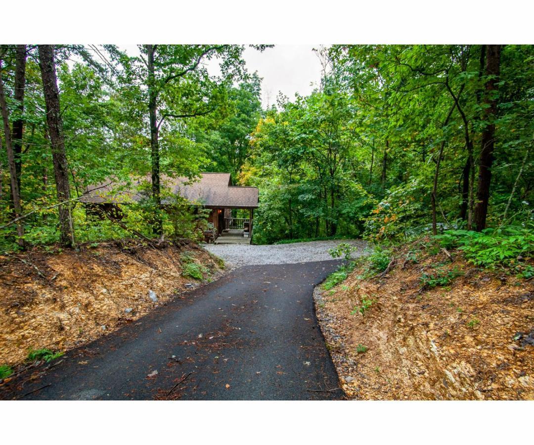 Peekaboo With Hot Tub, Pool Table, And Jacuzzi Villa Pigeon Forge Exterior photo
