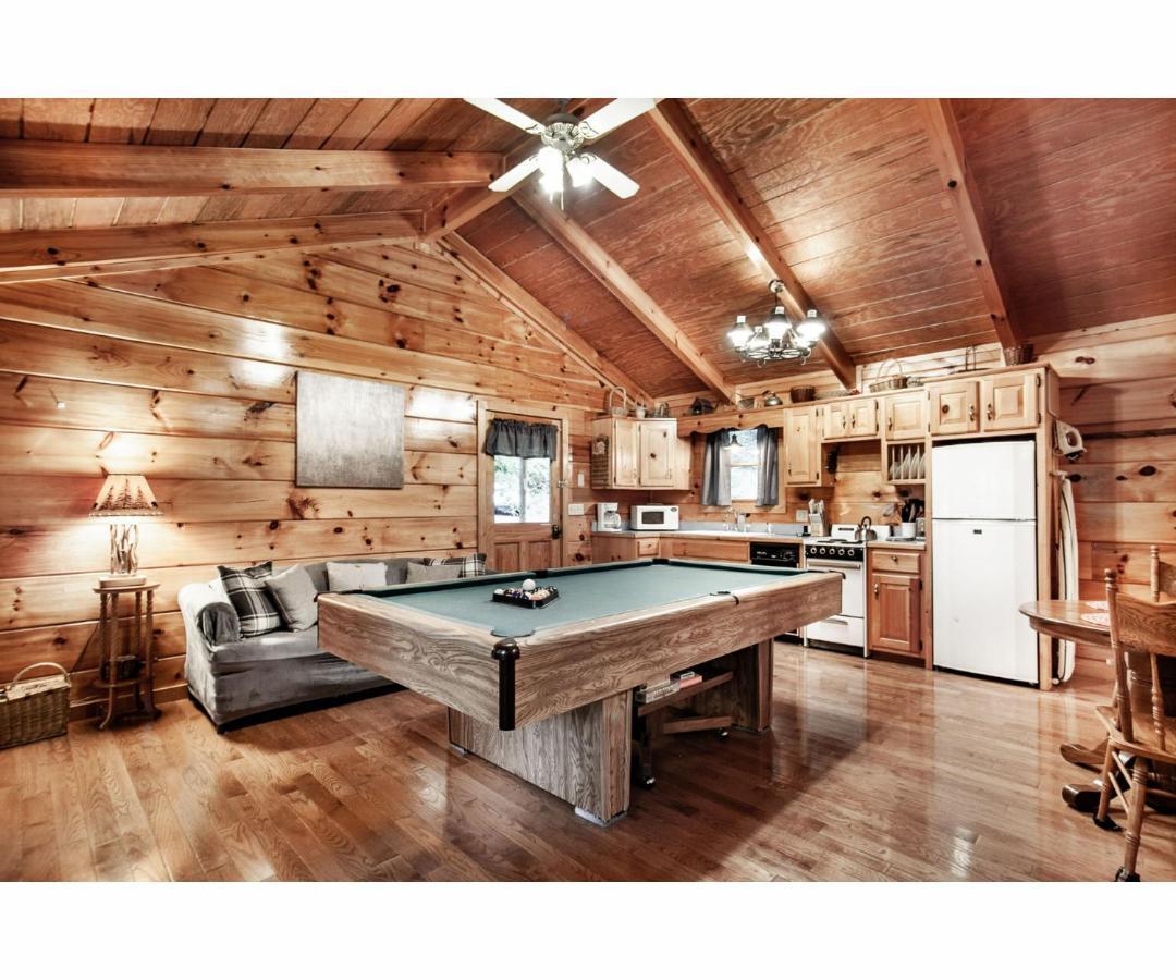 Peekaboo With Hot Tub, Pool Table, And Jacuzzi Villa Pigeon Forge Exterior photo