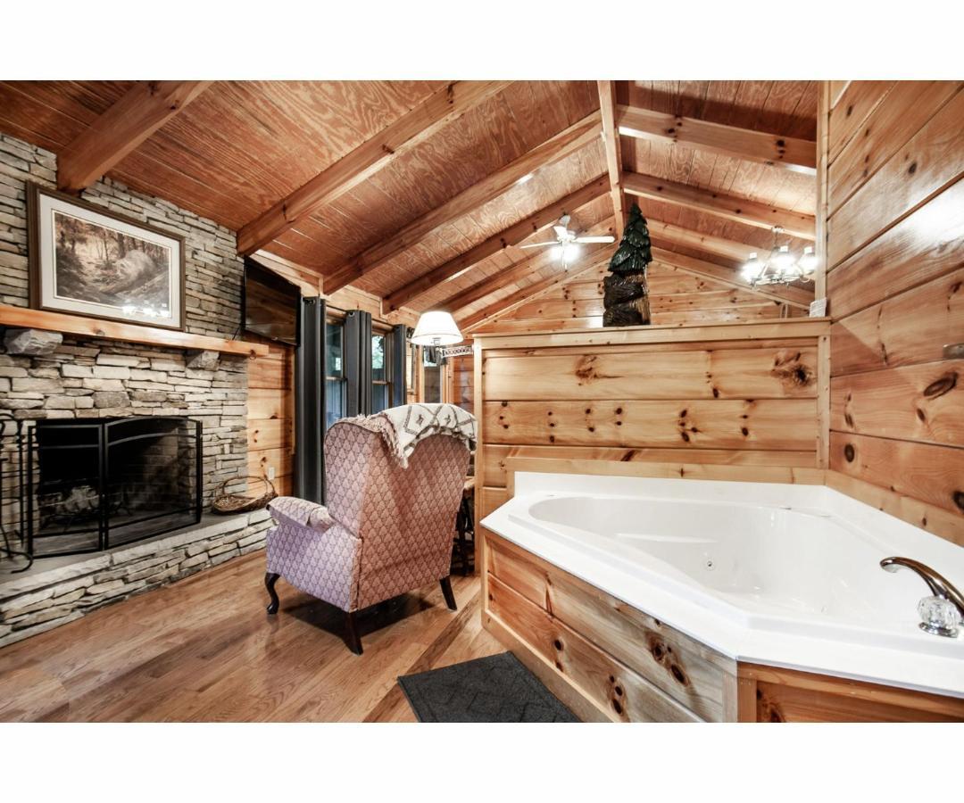 Peekaboo With Hot Tub, Pool Table, And Jacuzzi Villa Pigeon Forge Exterior photo