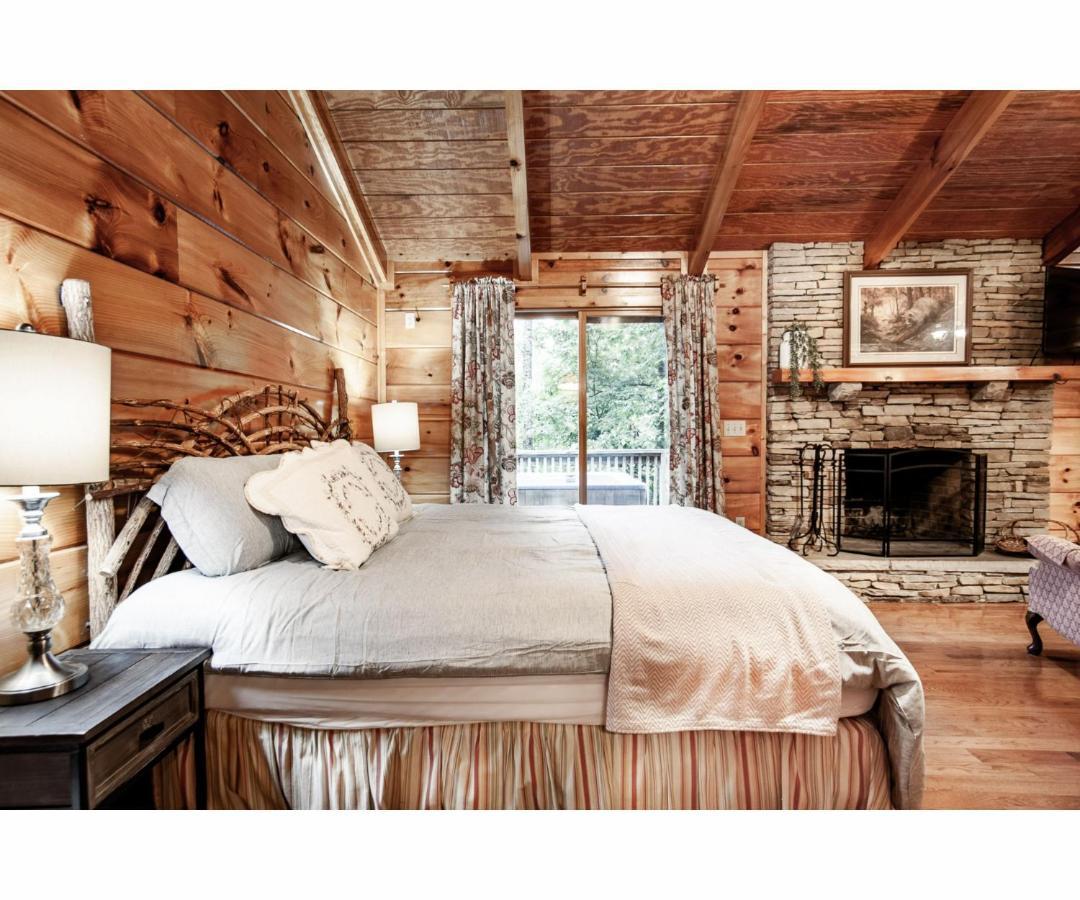 Peekaboo With Hot Tub, Pool Table, And Jacuzzi Villa Pigeon Forge Exterior photo