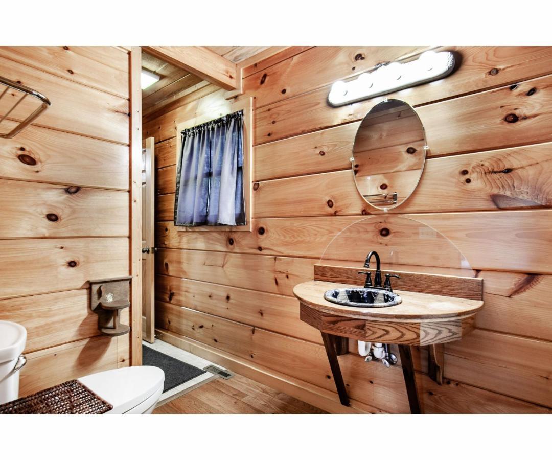 Peekaboo With Hot Tub, Pool Table, And Jacuzzi Villa Pigeon Forge Exterior photo