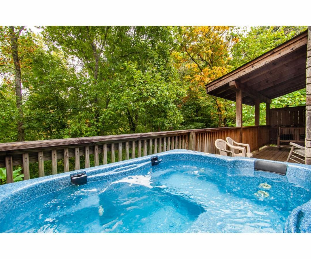 Peekaboo With Hot Tub, Pool Table, And Jacuzzi Villa Pigeon Forge Exterior photo
